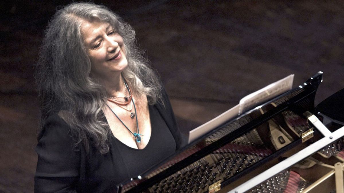 Martha Argerich junto a su piano en una de las presentaciones del Teatro Colón. (Fuente: Télam)