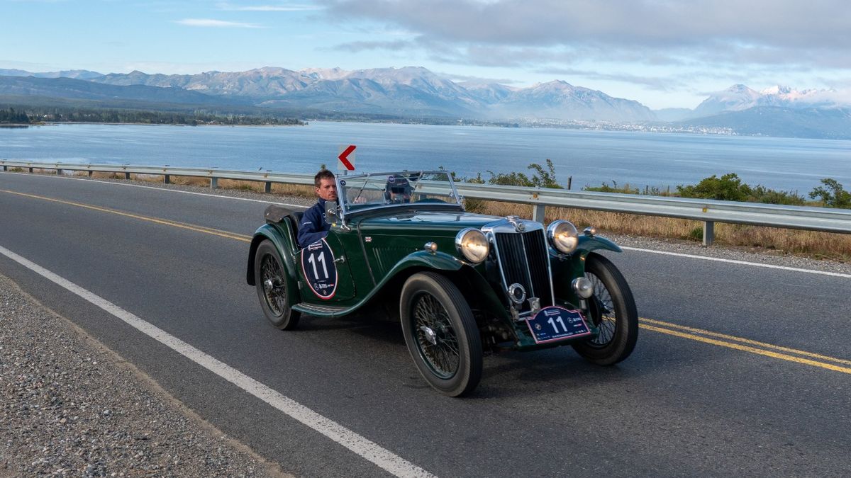 Los autos clásicos tienen su lugar sagrado  en las rutas patagónicas de la Argentina. Retomando una tradición de más de tres decádas
