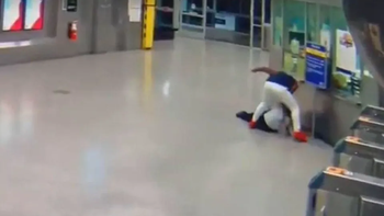 Tenía libertad condicional, subió al subte y golpeó brutalmente a una mujer