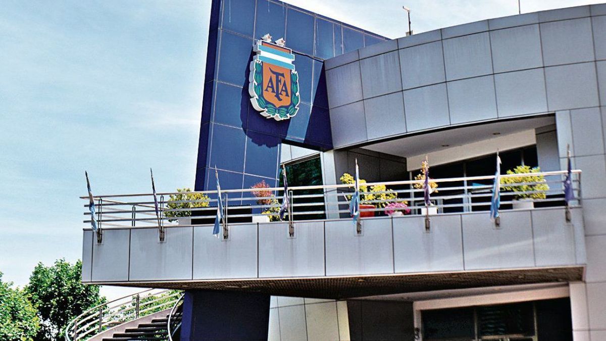 Selección Argentina: el integrante de la delegación que dio positivo de coronavirus se encuentra aislado en el predio de la AFA (Foto: Telam).