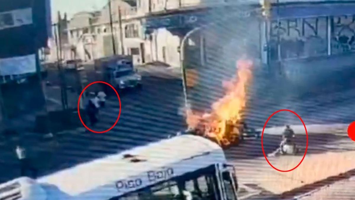 Un colectivo partió un auto al medio y se prendió fuego: 4 personsas escaparon de las llamas