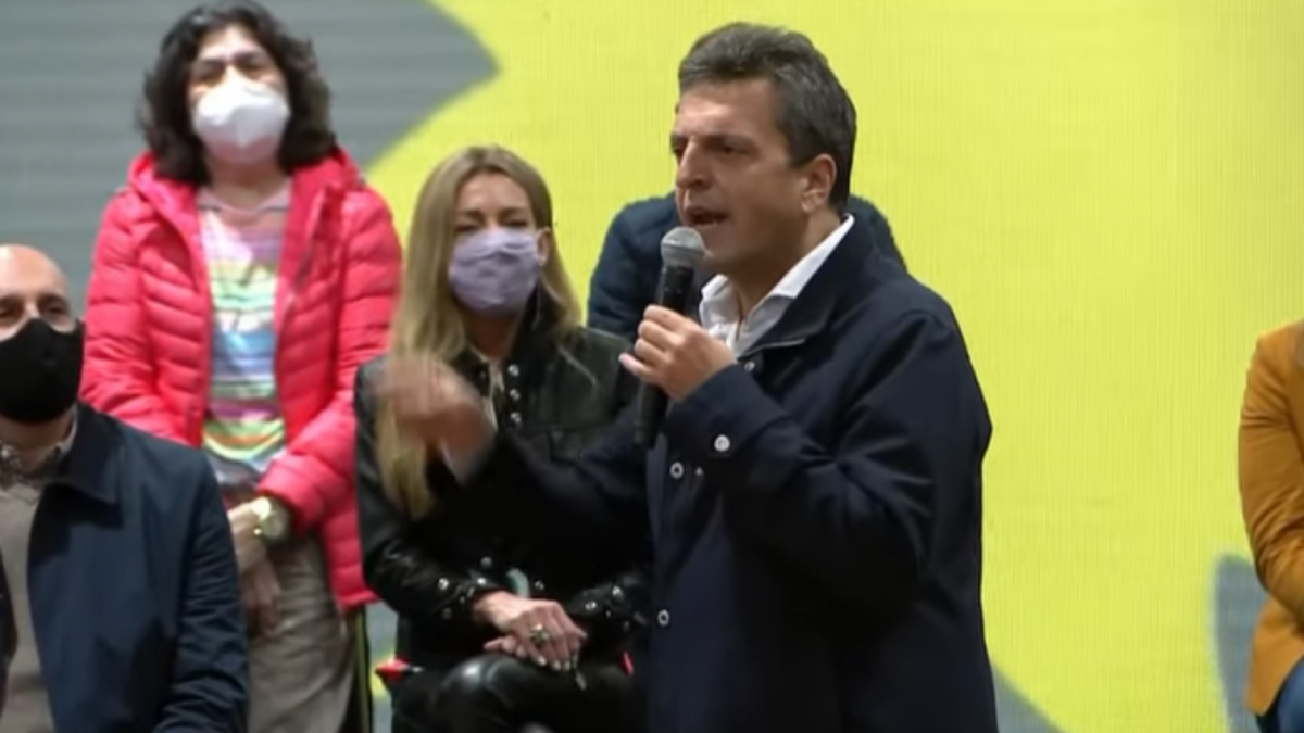 Massa presentó un proyecto para convertir los planes sociales en empleo genuino