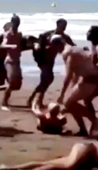 De salvar vidas a pelearse a golpes: la feroz batalla entre guardavidas en la playa