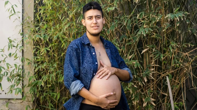 Es varón trans, espera mellizos y tendrá una súper licencia por paternidad