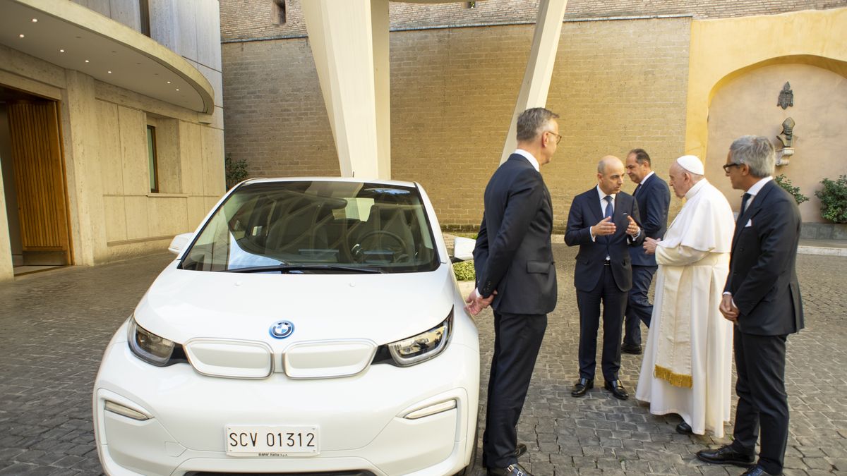BMW Italia donó un BMW i3 al Papa Francisco. El vehículo está en línea con los valores de sostenibilidad expresados en la segunda encíclica Laudato si del papa Francisco