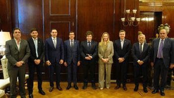 Javier Milei busca un nuevo acercamiento a los gobernadores aliados para mostrar apoyo político a la gestión en medio de las negociaciones con el FMI y de cara a la suspensión de las PASO. Foto: Archivo Casa Rosada.