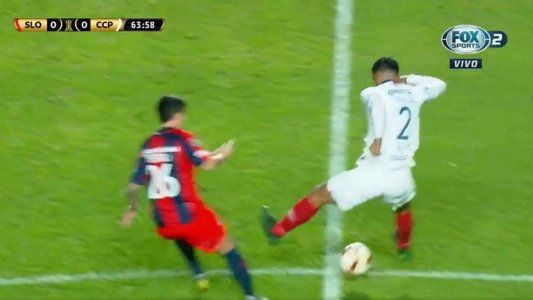 Planchazo, VAR y expulsión: la terrible patada de Espínola a Fértoli