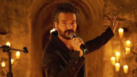 La reacción de Ricardo Arjona al ver a una fanática en topless en el público