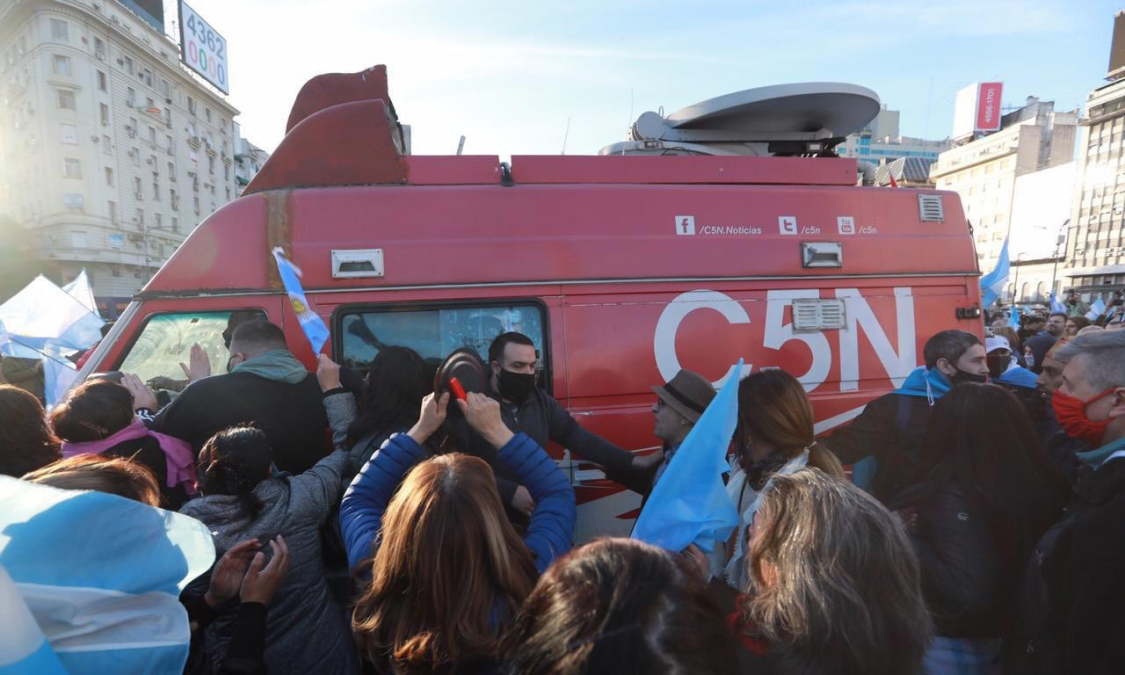 Manifestantes atacaron al equipo de trabajo de C5N en la marcha en el Obelisco