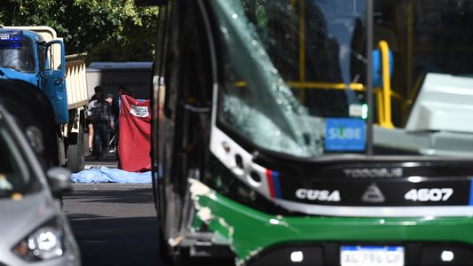 Choque en Balvanera: un colectivo impactó contra un camión y murieron 2 personas
