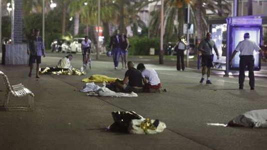 Atentado en Niza: el video del momento que el camión atropella a la gente