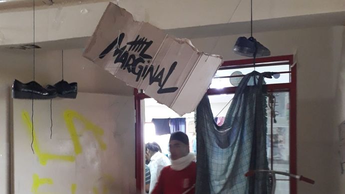 Por el Día del Estudiante decoraron el aula como la serie El Marginal: simularon líneas de cocaína con azúcar