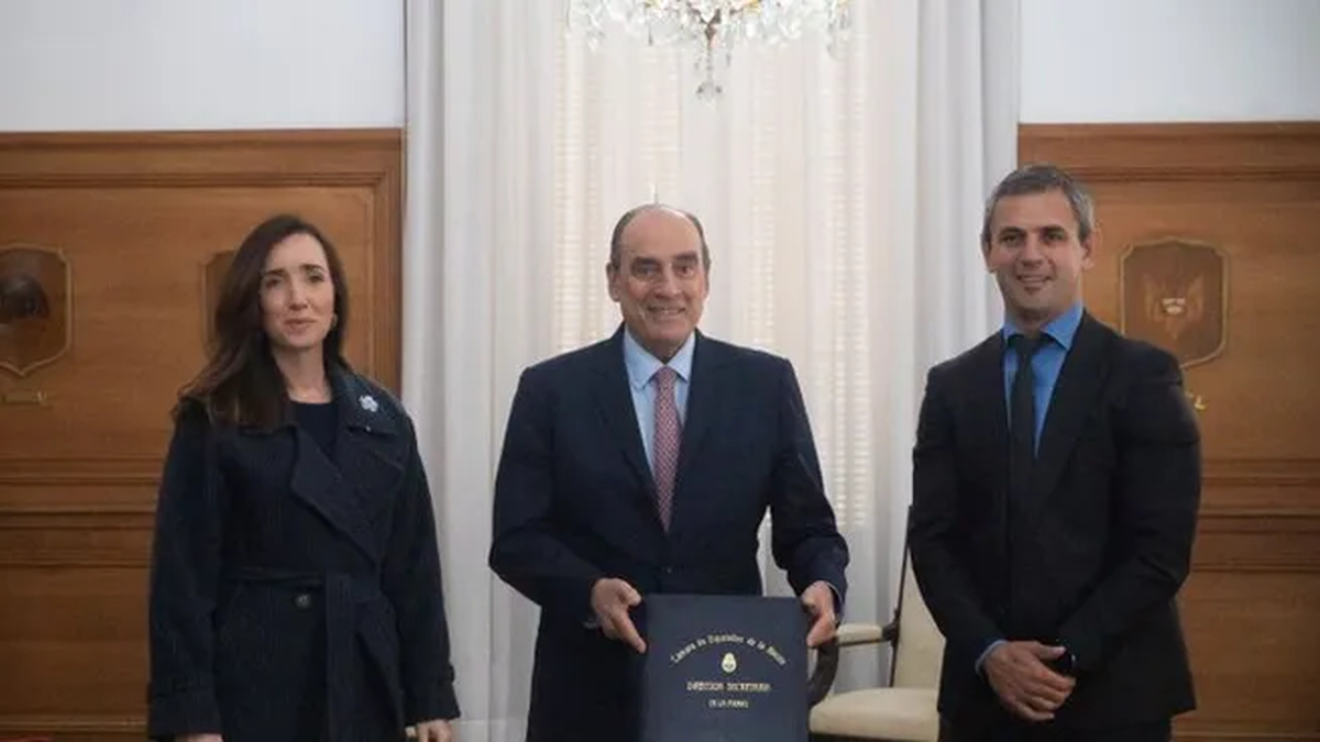 Guillermo Francos recibió la ley Bases lista para su promulgación.&nbsp; (Foto: Presidencia)