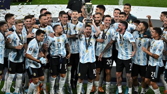 La Selección Argentina es campeona: así levantó Messi el trofeo de la Finalissima