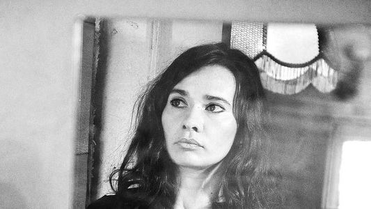 Video: La artista que usa sus pechos para pintar