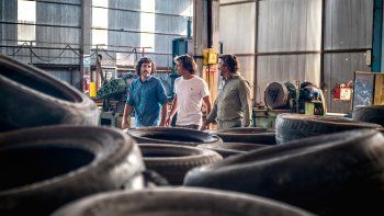 Dan trabajo a presos, a mujeres rurales, hacen zapatillas reciclando neumáticos y sueñan con replicar el modelo en Australia