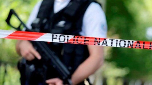Un hombre mató a dos familiares cerca de París y el ISIS se adjudicó el ataque