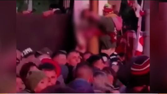 Una pareja ató a sus hijos a un poste para ver el show de La Mona Jiménez y quedó grabado