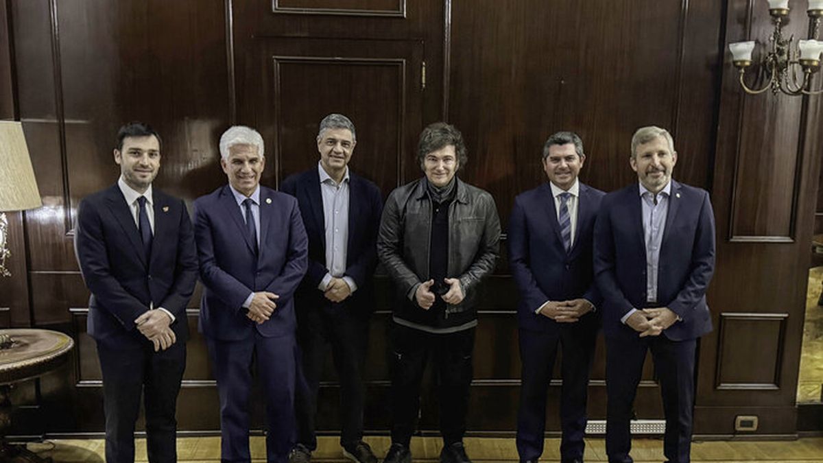 El presidente Javier Milei con algunos gobernadores (foto: archivo)