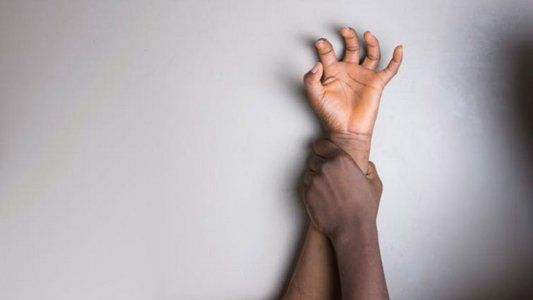 Más embarazos, matrimonios y violaciones: el drama de las niñas africanas que sufren la pandemia por partida doble