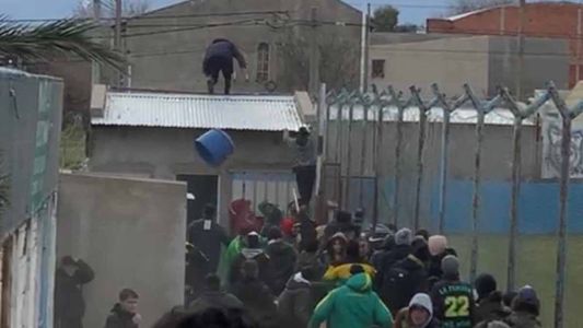 Video: violenta batalla campal entre hinchas en un partido de la liga de Bahía Blanca