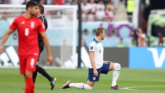 Mundial Qatar 2022: los jugadores de Inglaterra se arrodillaron al inicio del partido para repudiar el racismo
