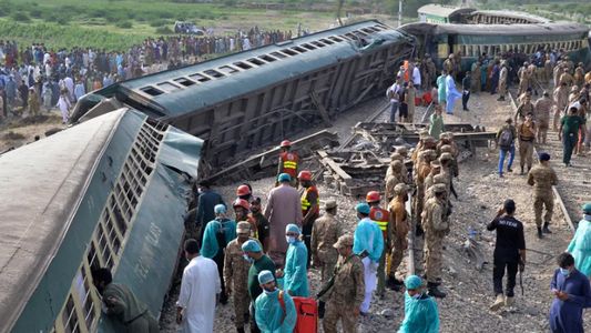 Un tren descarrilló en Pakistán: al menos 30 muertos y 80 heridos