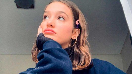 El sensual saludo de Angela Torres con su cola