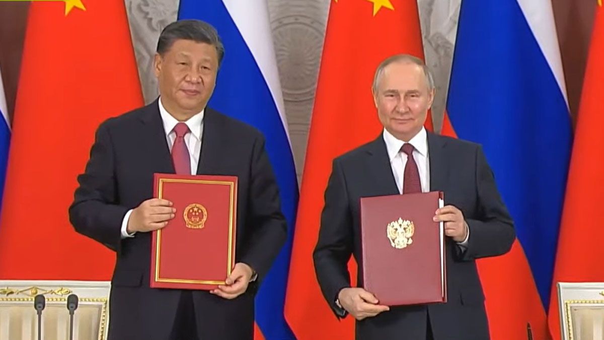 Xi Jinping y Vladimir Putin, con los acuerdos que firmaron para incrementar su cooperaci&oacute;n y relaci&oacute;n econ&oacute;mica. (Foto: Captura de TV)