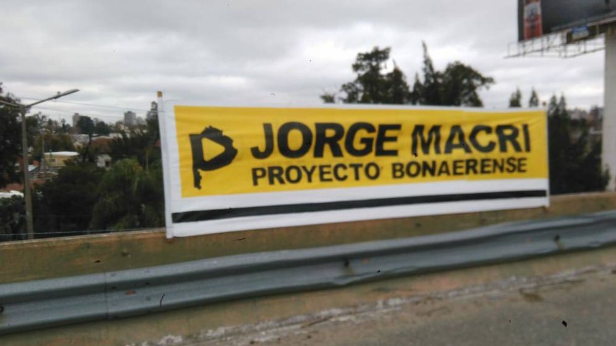 Con los colores PRO. Pasacalle de la campaña electoral de Jorge Macri en la Provincia.