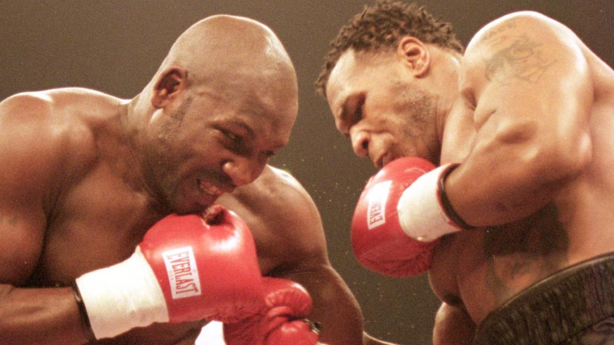 Julius Francis enfrentándose a Mike Tyson. 