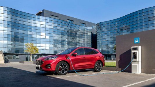 Calidad desastrosa. El Ford Kuga híbrido enchufable se prende fuego