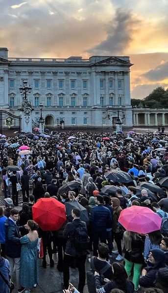 Una multitud aguarda la llegada del cuerpo de la Reina Isabel II al Palacio de Buckingham