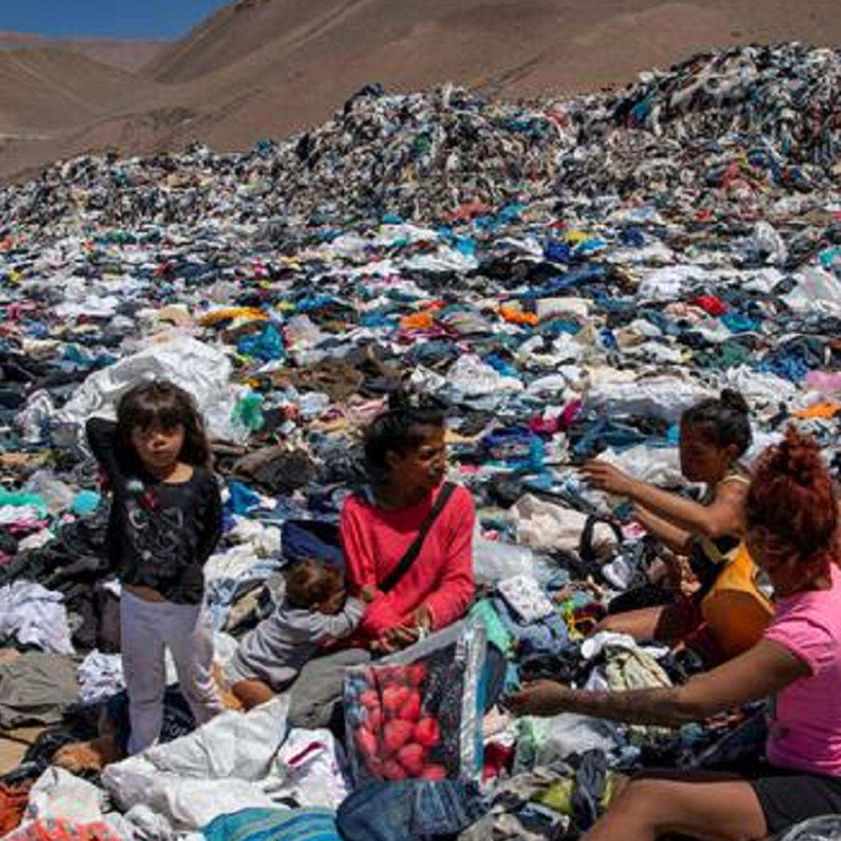 Desierto de Atacama: la ropa usada que descarta el mundo y se acumula en  medio del paraíso