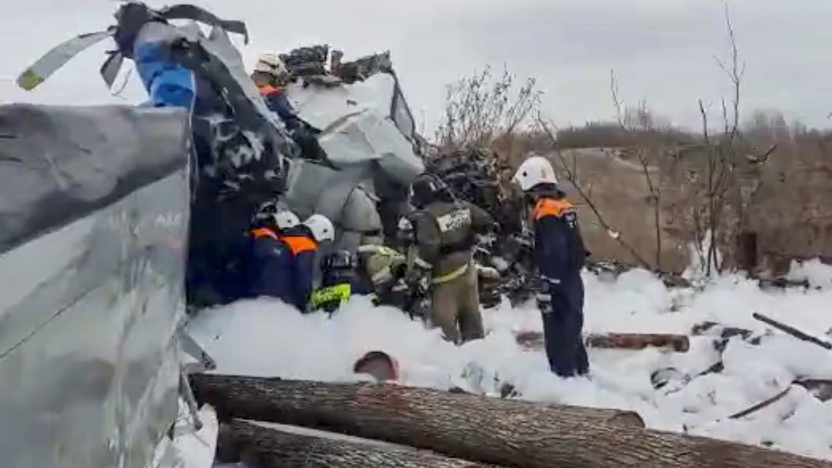Los rescatistas revisan los restos del avión que se accidentó en Rusia.