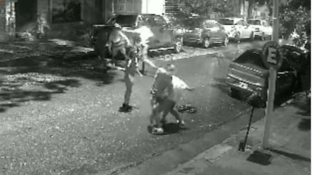 Salvaje y brutal pelea a la salida de un bar: patadas en la cabeza a un hombre inconsciente