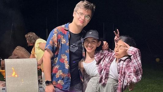 El amor sin barreras: la historia detrás del álbum de fotos de las siamesas influencers con su novio Daniel