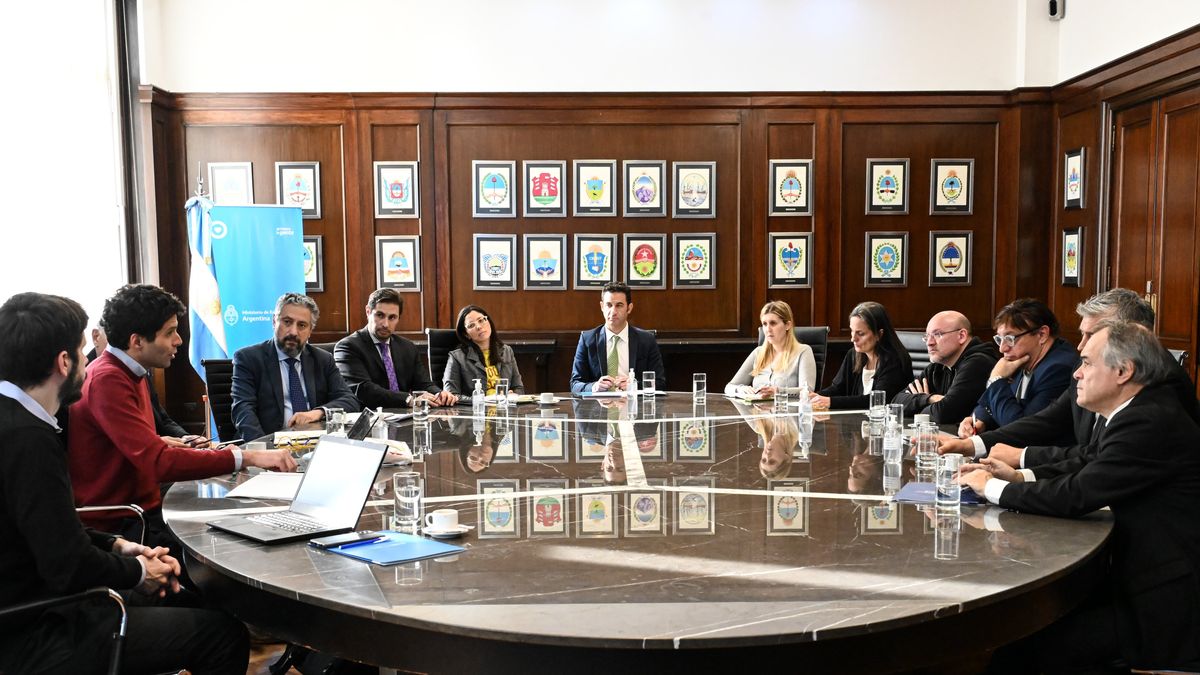 Matías Tombolin encabezó la reunión con los kiosqueros y representantes de Panini para resolver el faltante de figuritas (Foto: Twitter oficial Secretaría de Comercio).