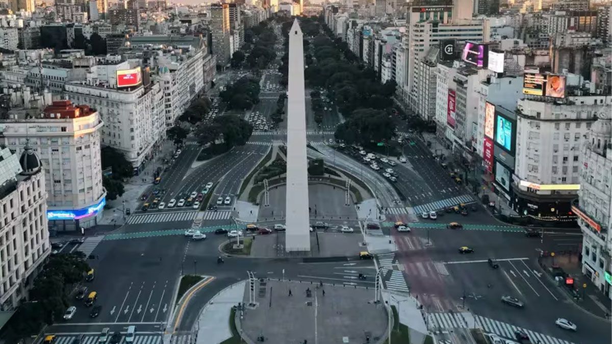La imagen de la avenida 9 de Julio, en el diario paraguayo ABC Color, por el segundo paro contra el gobierno del presidente Javier Milei. (Foto: Gentileza ABC Color)