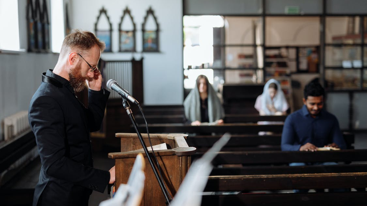 VIDEO | El escándalo que sacude a la iglesia: pastor encontró a su esposa  con otro