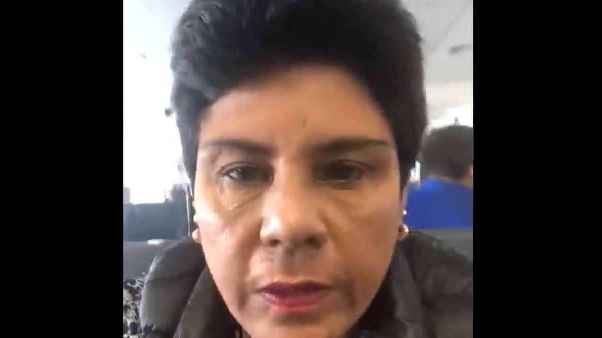 Una congresista se olvidó de apagar su cámara en medio de una sesión virtual y mostró el momento que se duchaba.