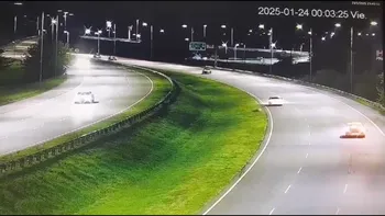 La imagen del policía tendido al costado de la ruta. (Foto: captura de imagen) La imagen del policía tendido al costado de la ruta. (Foto: captura de imagen)