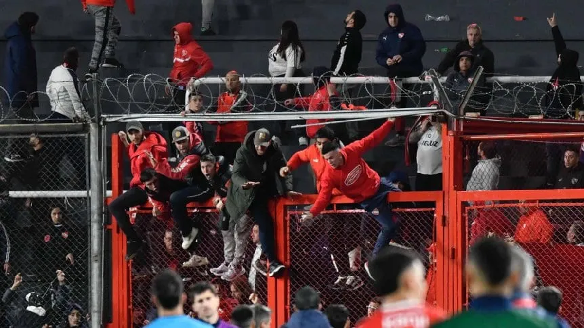Gravísimos incidentes en el partido de Independiente y Universidad de Chile: el partido fue cancelado