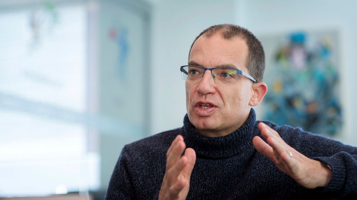 El CEO de Moderna pronosticó el fin de la pandemia en un año.