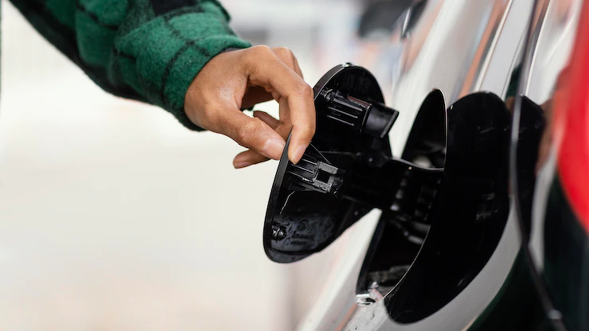 ¿Cuánto cuesta llenar el tanque de un auto con el aumento reciente de combustibles? (Foto: Freepik.es)