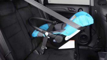 Una bebé murió tras ser olvidada todo el día en un auto