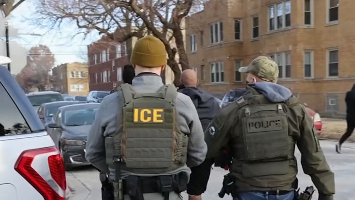 Agentes de migraciones detienen a un sospechoso de ser un inmigrante ilegal en el &aacute;rea de Chicago (Foto: gentileza ABC Chicago).