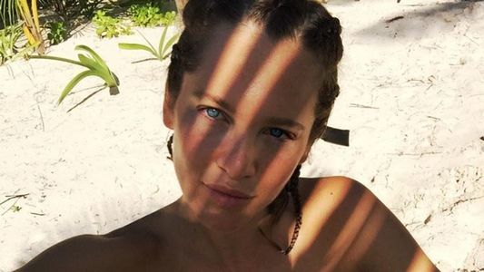 Liz Solari se hace la superada, pero se desnuda a medias