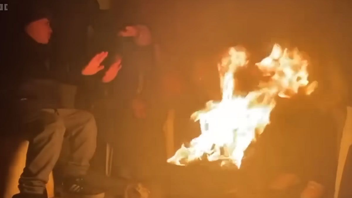 Fogatas para combatir el fr&iacute;o en medio de los escombros tras el terremoto (Foto: Gentileza Al Jazeera) &nbsp;