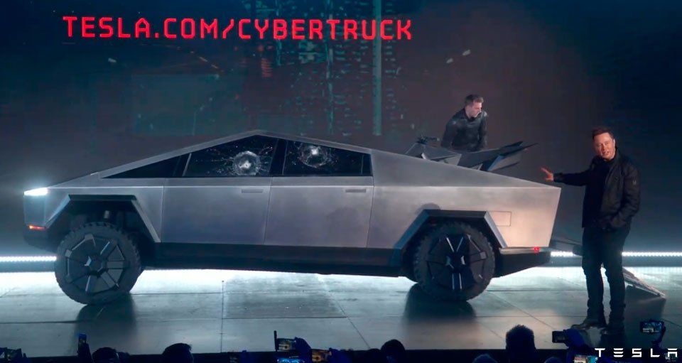 Insólito blooper en la presentación de la pick up de Tesla